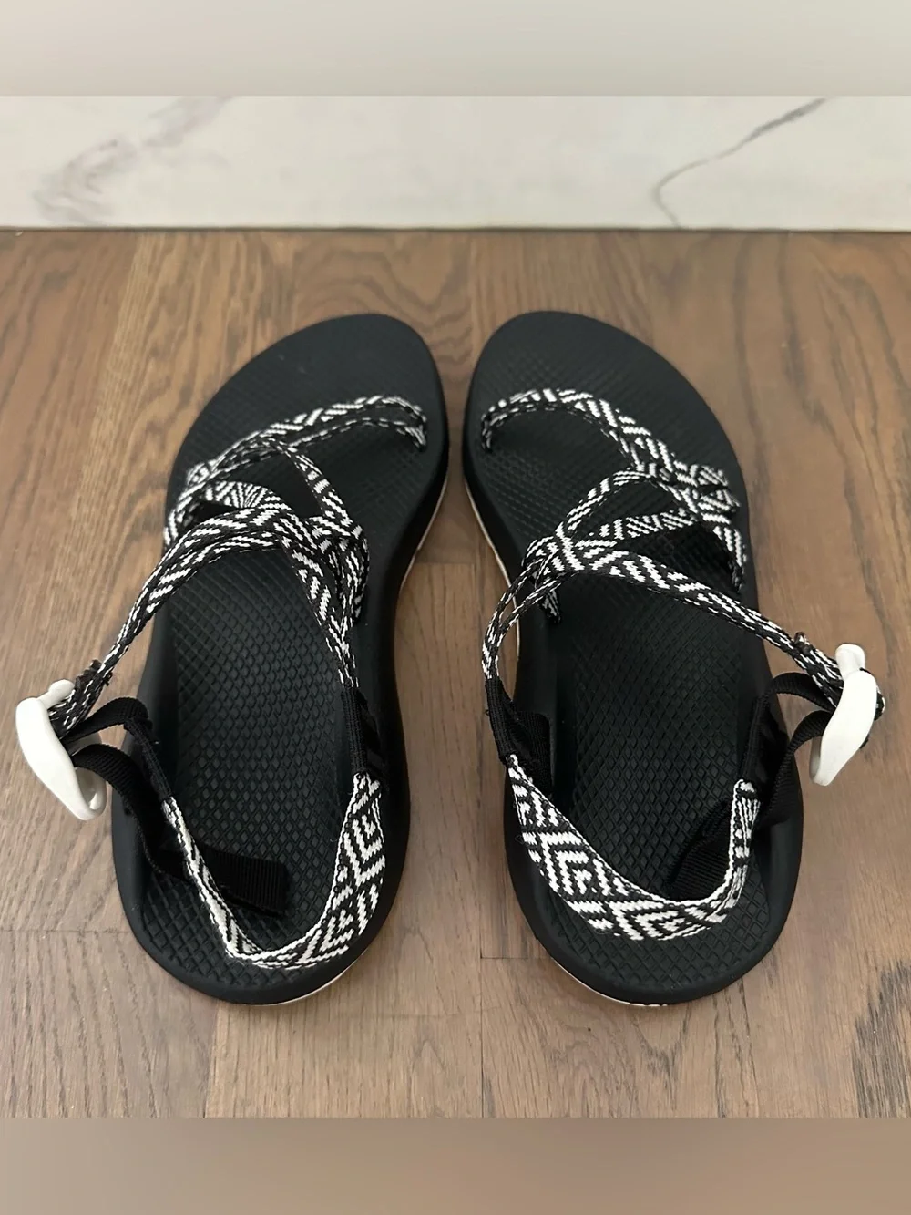 Chaco Women's ZX/1 Cloud Dual Adjustable Straps Cushioned Sandal Black, White 10